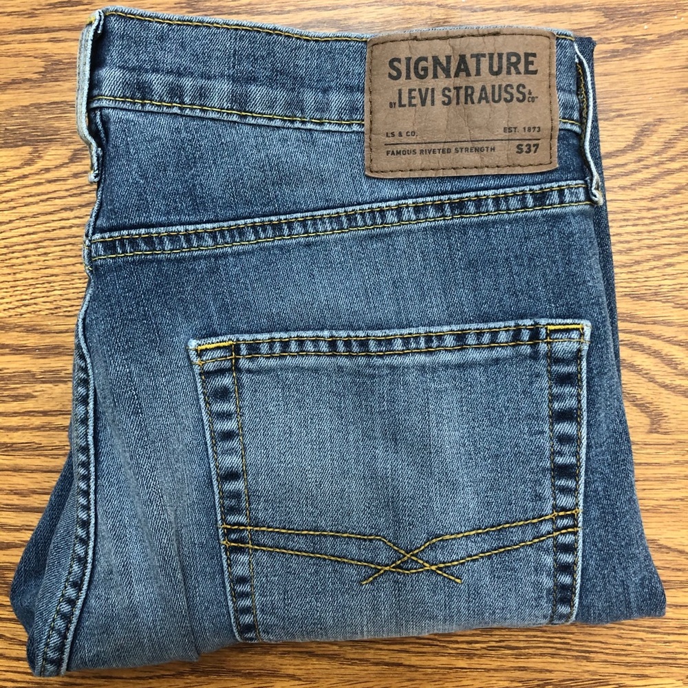Signature Levi s37